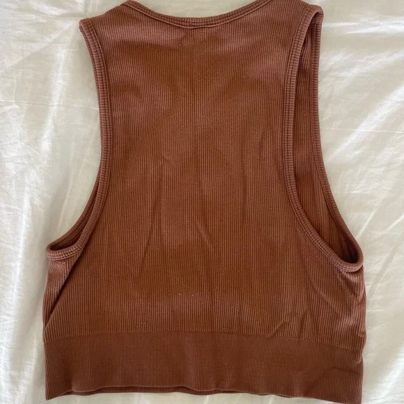 Aritzia | Babaton Ribbed Crop Tank Top - Black & Brown - Picture 4 of 8